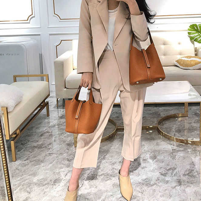 Designer herme bag Women's Large Fashion Classic Leather vegetable basket portable 2022 spring and summer fashion versatile, Ivory
Designer herme bag Women's Large Fashion Classic Leather vegetable basket portable 2022 spring and summer fashion versatile, Ivory
