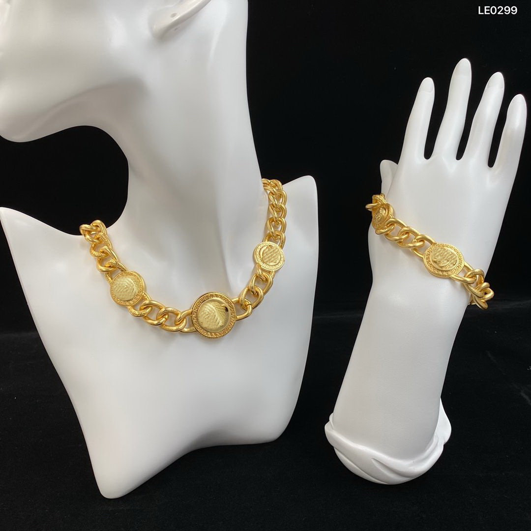 Designer Jewelry V Letter Thick Chain Necklace Bracelet Greece Pattern Pure Copper Banshee Medusa Head Portrait Hiphop Punk Birthday Festive Party Gifts MS5 - -007, Golden
Designer Jewelry V Letter Thick Chain Necklace Bracelet Greece Pattern Pure Copper Banshee Medusa Head Portrait Hiphop Punk Birthday Festive Party Gifts MS5 - -007, Golden