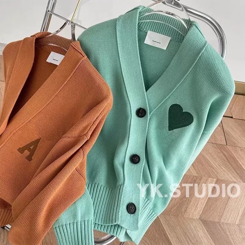 Autumn 2022 women' sweaters designer brand aml V-neck high-quality luxury buttons solid color simple style soft comfortable fine wool Women' Hoodies Streetwear, Brown
Autumn 2022 women' sweaters designer brand aml V-neck high-quality luxury buttons solid color simple style soft comfortable fine wool Women' Hoodies Streetwear, Brown