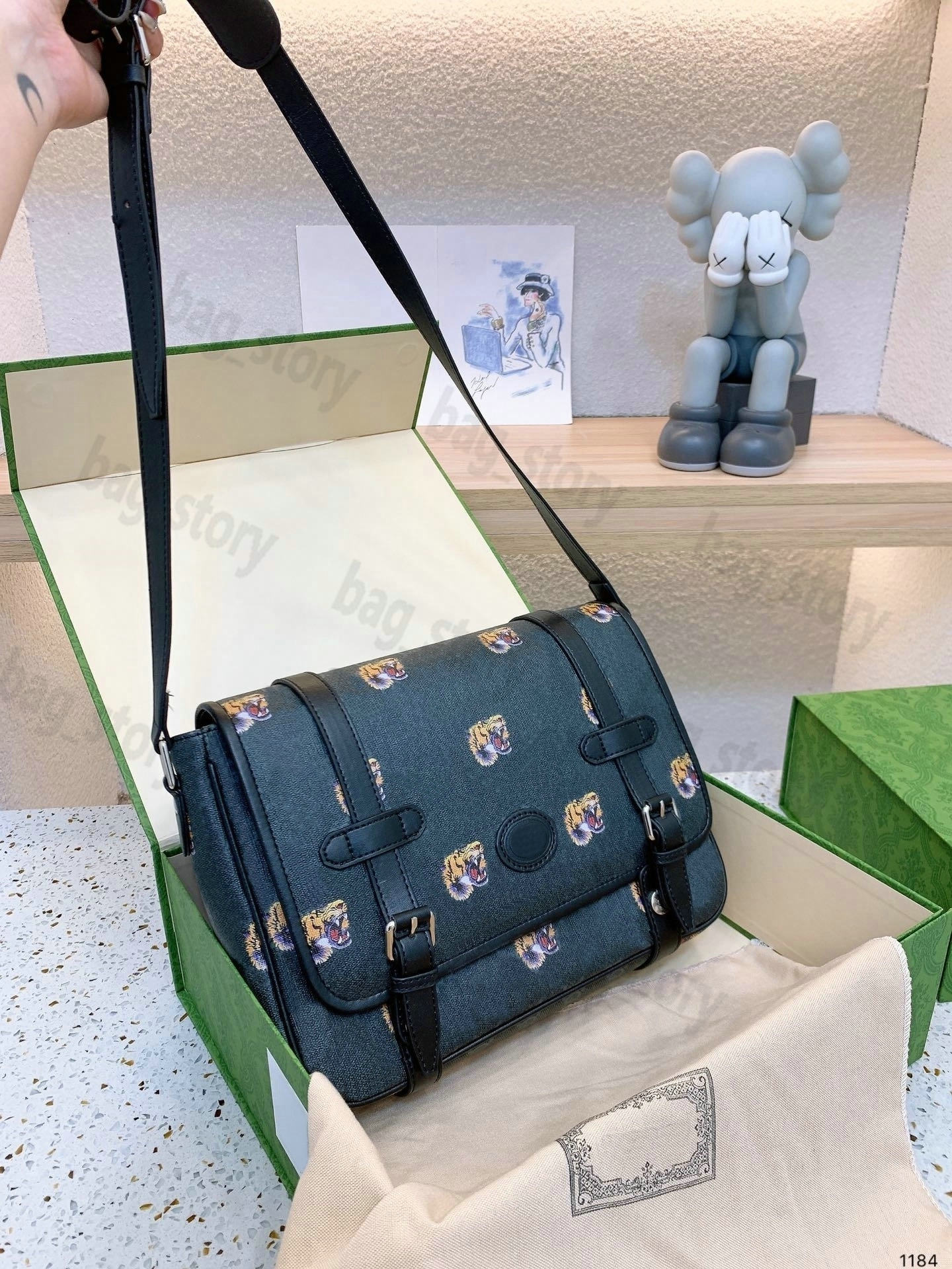 Designer Messenger Bag Printing Tiger Letter Flap Cross Body Handbag Shoulderbag Fashion Luxury HASP Closure Wallet Ophidia Vintage Padlock Purse 2022 World Cup
Designer Messenger Bag Printing Tiger Letter Flap Cross Body Handbag Shoulderbag Fashion Luxury HASP Closure Wallet Ophidia Vintage Padlock Purse 2022 World Cup