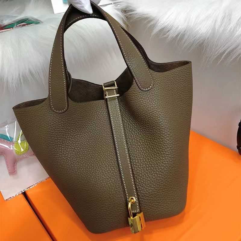 Designer herme bag Women's Large Fashion Classic 2022 new style vegetable baske leather bu et niche premium hand, Army green
Designer herme bag Women's Large Fashion Classic 2022 new style vegetable baske leather bu et niche premium hand, Army green