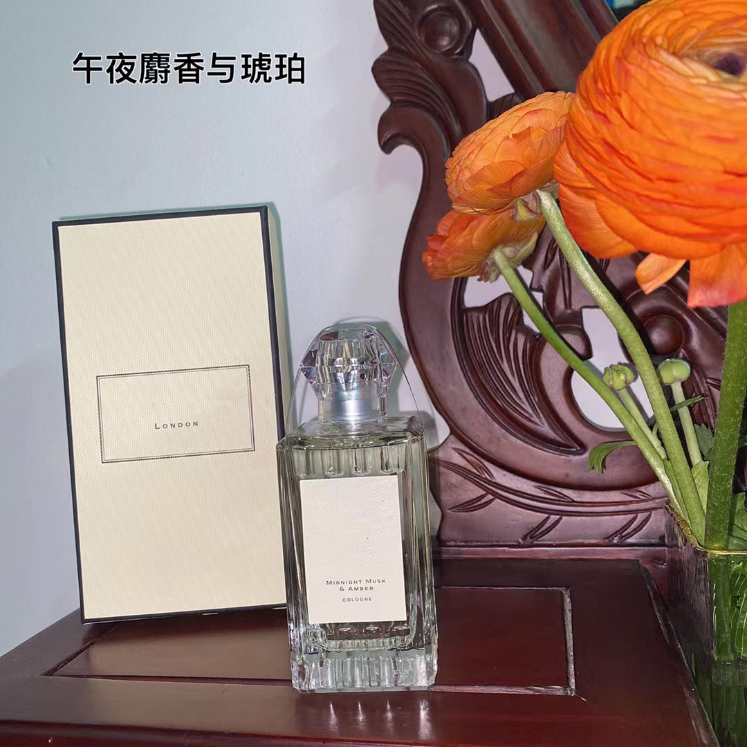 Midnight musk and amber perfume sexy and charming oriental fragrance belongs to the charm of midnight 
Midnight musk and amber perfume sexy and charming oriental fragrance belongs to the charm of midnight