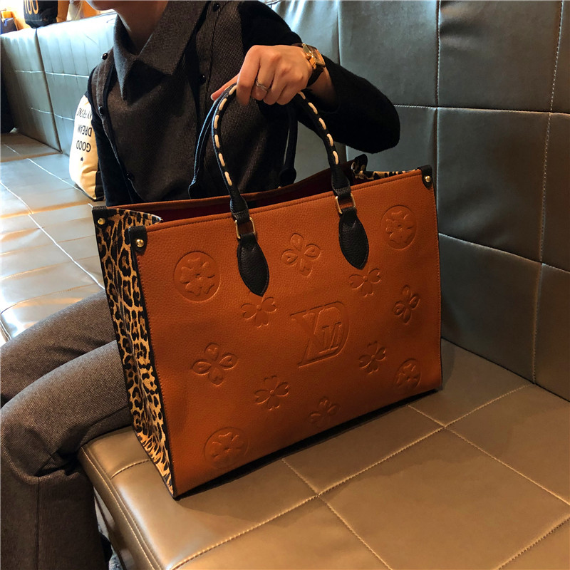 Designers ONTHEGO MM GM bag bags handbags Ladies Chain Shoulder Patent Leather Diamond Evening wallet luxurybag116 louise Purse vutton Crossbody viuton bag, Invoice - not sold separately
Designers ONTHEGO MM GM bag bags handbags Ladies Chain Shoulder Patent Leather Diamond Evening wallet luxurybag116 louise Purse vutton Crossbody viuton bag, Invoice - not sold separately
