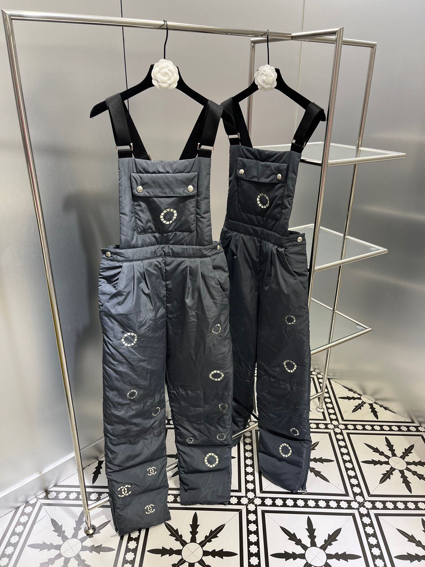 2022 Women's Jumpsuits Runway Designer Winter Women's thick Warm Down Snow Pants Outdoor Sports Belt Pocket Pant Snowboard Strap Trousers Waterproof, Black
2022 Women's Jumpsuits Runway Designer Winter Women's thick Warm Down Snow Pants Outdoor Sports Belt Pocket Pant Snowboard Strap Trousers Waterproof, Black