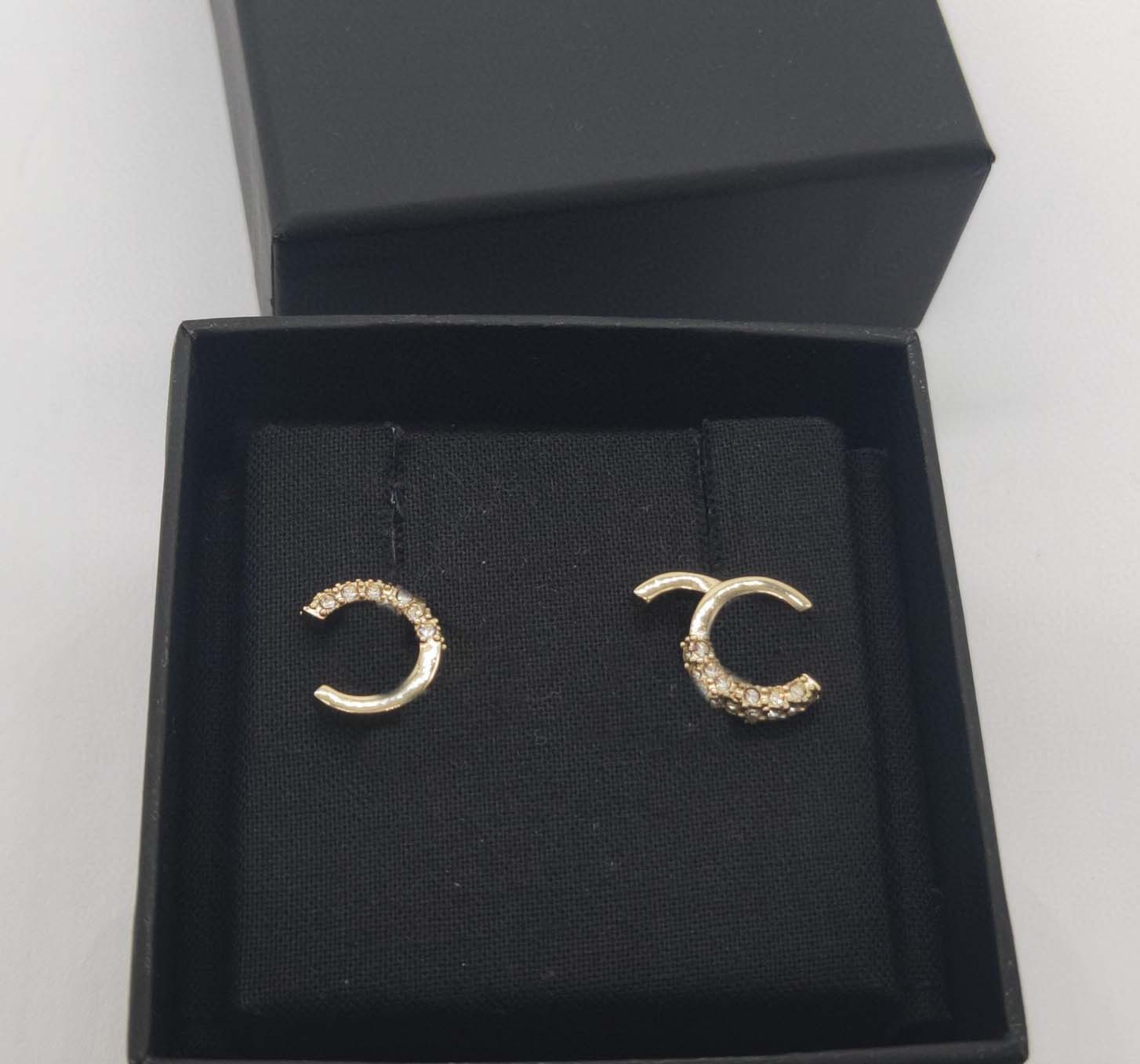 Luxury quality Charm Simple design stud earring with diamond in 18k gold plated have box stamp PS7294A
Luxury quality Charm Simple design stud earring with diamond in 18k gold plated have box stamp PS7294A