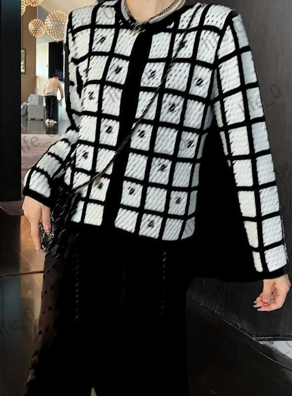 Fashion Womens Sweaters Casual Joker Grid Cardigans Tops Comfortable Contracted Commute Style Knitwears Warm Brand Designer Woman Cardigan 1970
Fashion Womens Sweaters Casual Joker Grid Cardigans Tops Comfortable Contracted Commute Style Knitwears Warm Brand Designer Woman Cardigan 1970
