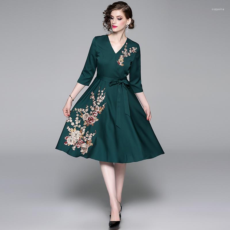 Casual Dresses Autumn Floral Embroidery Dress 2022 Elegant V-neck Lace-up Office Lady Chinese Style Vestidos Casamento Convidada Elegante, Beige
Casual Dresses Autumn Floral Embroidery Dress 2022 Elegant V-neck Lace-up Office Lady Chinese Style Vestidos Casamento Convidada Elegante, Beige