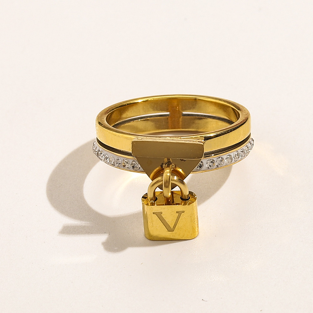 Luxury Couple Simple Buckle Love Ring Gold Stainless Steel Inlaid Zircon Pendant Ring Fashion Women Charm Wedding Jewelry Womens Party Gift ZG1135
Luxury Couple Simple Buckle Love Ring Gold Stainless Steel Inlaid Zircon Pendant Ring Fashion Women Charm Wedding Jewelry Womens Party Gift ZG1135