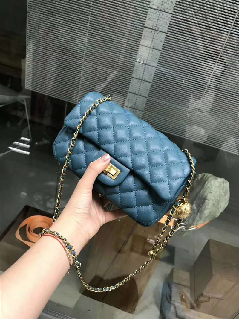 2020 summer new high-end luxury women's classic Crossbody Lingge chain Mini flip small square Bag Leather Handbag Shoulder Bag 1105
2020 summer new high-end luxury women's classic Crossbody Lingge chain Mini flip small square Bag Leather Handbag Shoulder Bag 1105