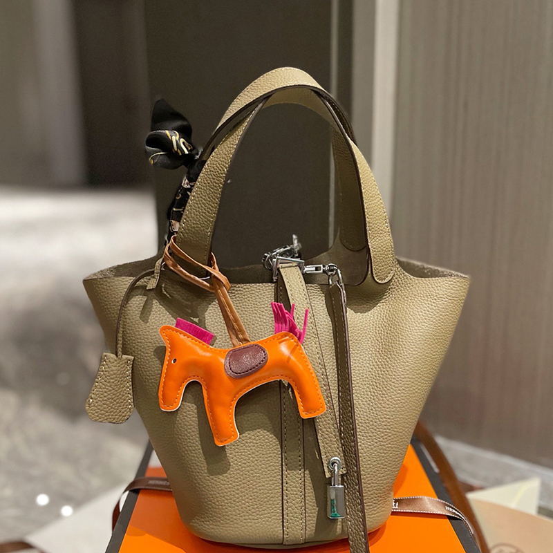 H Tote Crossbody Bags Pochette Lock 18cm Top Leather with Silk Scarves the Pony Pendant Inner Pocket Long Shoulder Strap Pn Ldee, Red
H Tote Crossbody Bags Pochette Lock 18cm Top Leather with Silk Scarves the Pony Pendant Inner Pocket Long Shoulder Strap Pn Ldee, Red