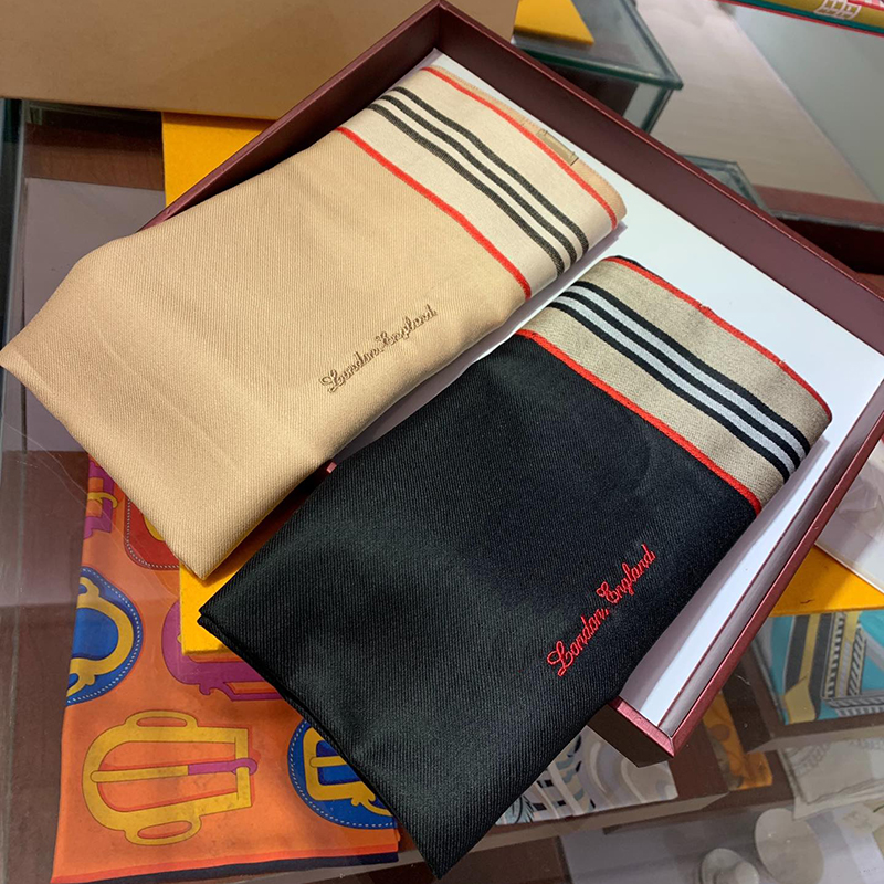 Designer Women Tartan Cashmere Blend Embroidered Scarf England London Brand B Long Neck Winter Scarfs Lady Reversible Woolen Shawl Scarves Luxury Shawls Wraps
Designer Women Tartan Cashmere Blend Embroidered Scarf England London Brand B Long Neck Winter Scarfs Lady Reversible Woolen Shawl Scarves Luxury Shawls Wraps