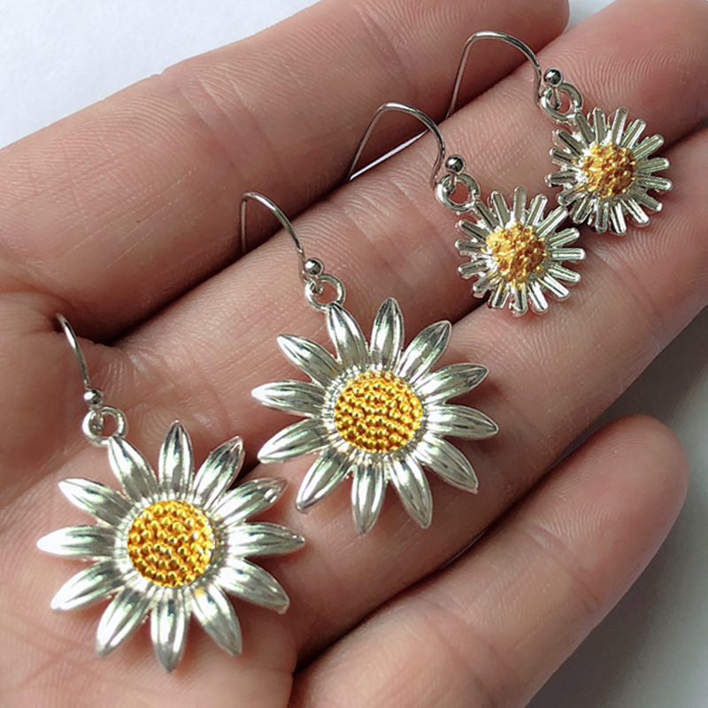 2022 Fashion Daisy Charm Earrings Women Golden Sunflower Hook Earring 
2022 Fashion Daisy Charm Earrings Women Golden Sunflower Hook Earring