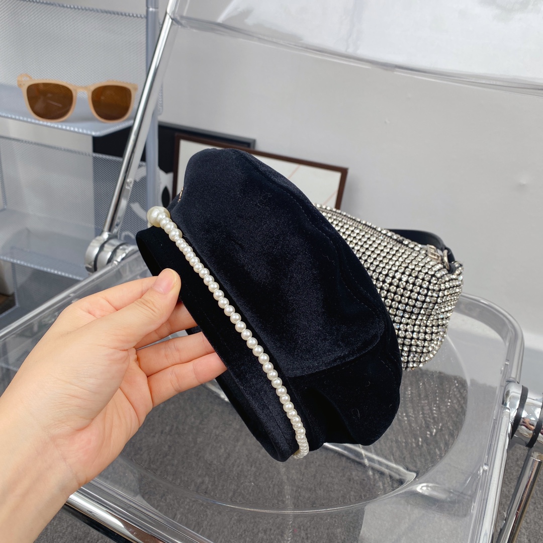 2023 Luxury Letter Pearl Black Berets Plush Octagonal Hat Women Summer Autumn Fashion Versatile Outdoor Pure Cotton Beret Girl Pures Color Causal Painters Cap, Black-c
2023 Luxury Letter Pearl Black Berets Plush Octagonal Hat Women Summer Autumn Fashion Versatile Outdoor Pure Cotton Beret Girl Pures Color Causal Painters Cap, Black-c