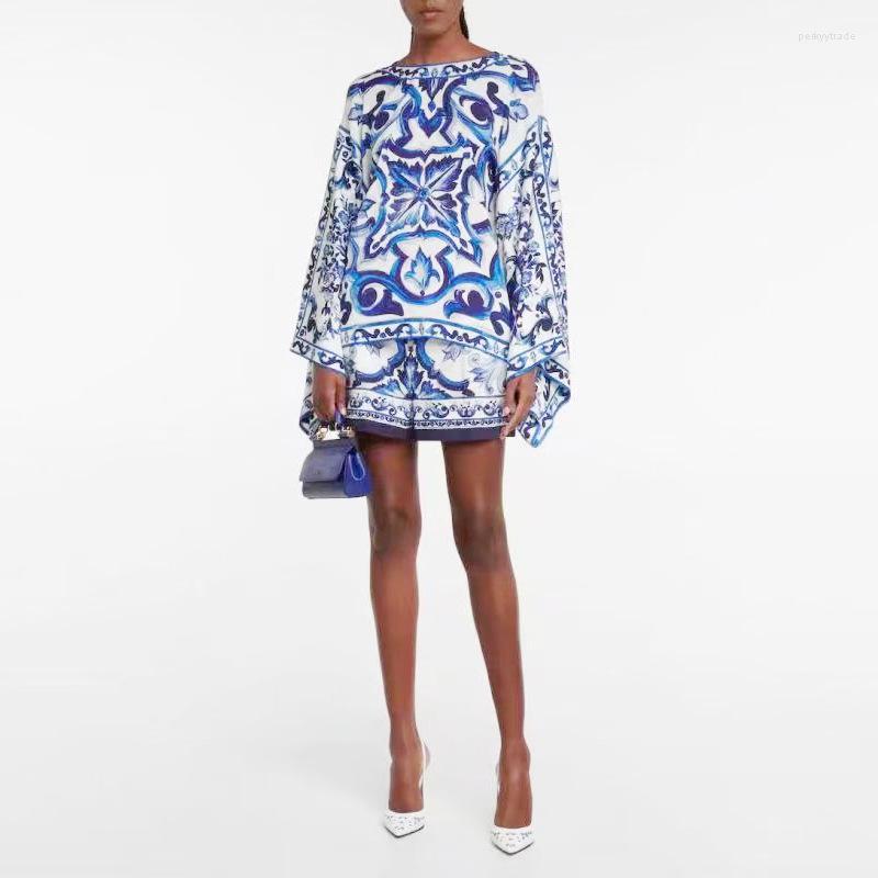Women' Tracksuits High Quality Summer Women' Blue And White Porcelain Positioning Printing Bucket-stitched Top Shorts 2pcs Set
Women' Tracksuits High Quality Summer Women' Blue And White Porcelain Positioning Printing Bucket-stitched Top Shorts 2pcs Set