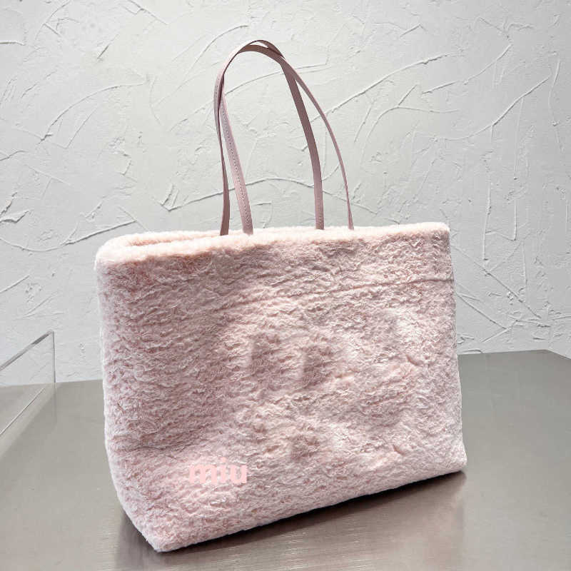 Totes Miubag Winter Plush Designer Bags Women Fashion Handbag Purse Terry Fabric Letter Large Capacity Shopping Package Pocket Wallets 220926, Miumi-blue
Totes Miubag Winter Plush Designer Bags Women Fashion Handbag Purse Terry Fabric Letter Large Capacity Shopping Package Pocket Wallets 220926, Miumi-blue