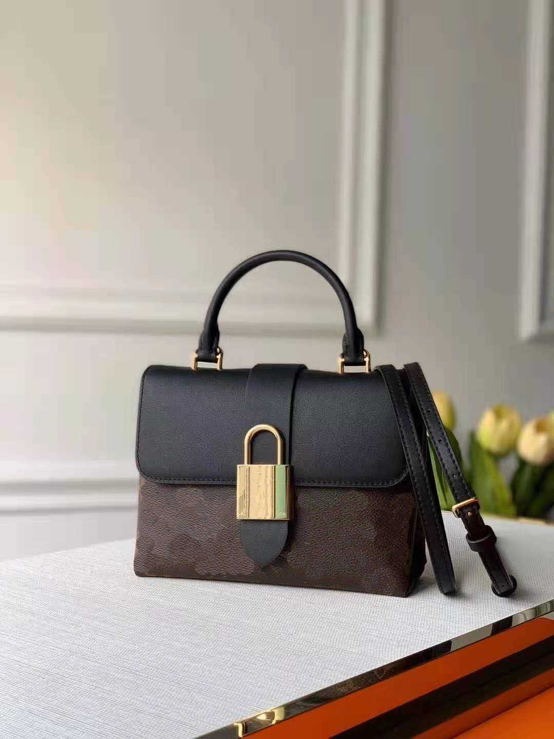High-end brand 2021new single shoulder bag fashion metal high-quality women's handbags oxen leather cross-body luxury purse, Original box
High-end brand 2021new single shoulder bag fashion metal high-quality women's handbags oxen leather cross-body luxury purse, Original box