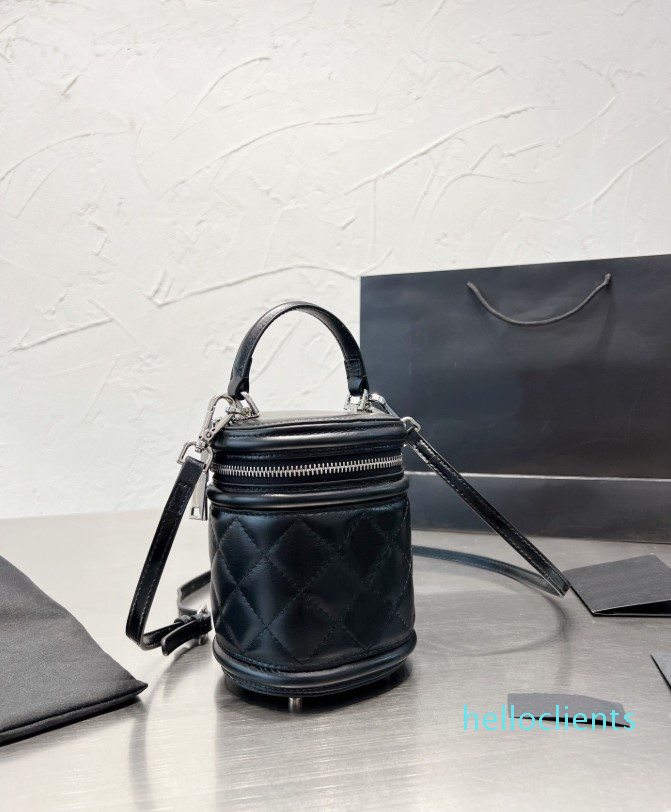 2022 new classic black top layer leather handbag Zipper closed bucket bag detachable shoulder strap crossbody bags fashion versatile makeup bag Mini shoulder bag
2022 new classic black top layer leather handbag Zipper closed bucket bag detachable shoulder strap crossbody bags fashion versatile makeup bag Mini shoulder bag