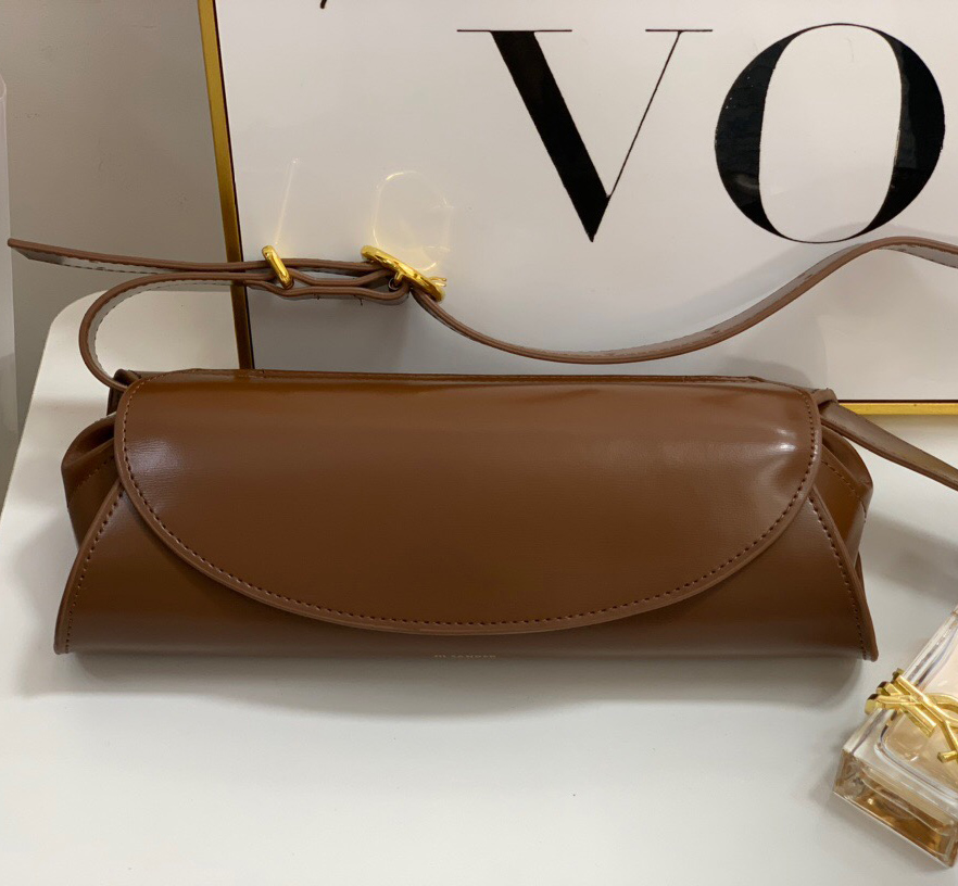 Luxury dinner bag designer retro solid leather ladies new handbag fashion multifunctional large capacity cylindrical shoulder underarm bag
Luxury dinner bag designer retro solid leather ladies new handbag fashion multifunctional large capacity cylindrical shoulder underarm bag