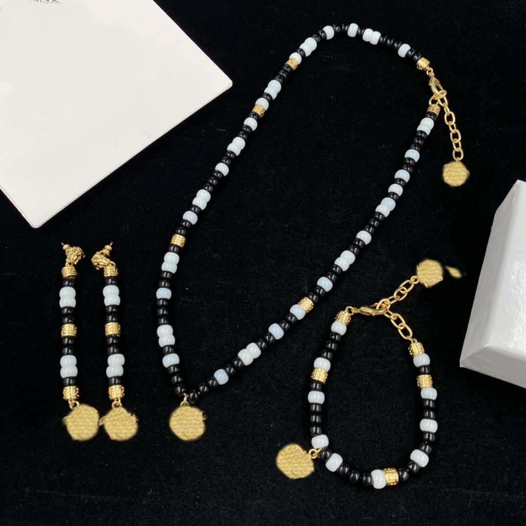 Fashion Designed Black White bead Necklaces Bracelet Earring Cool Hiphop Rock Banshee Medusa Head Portrait 18K Gold Plated Designer Jewelry MS13 -02, Golden
Fashion Designed Black White bead Necklaces Bracelet Earring Cool Hiphop Rock Banshee Medusa Head Portrait 18K Gold Plated Designer Jewelry MS13 -02, Golden