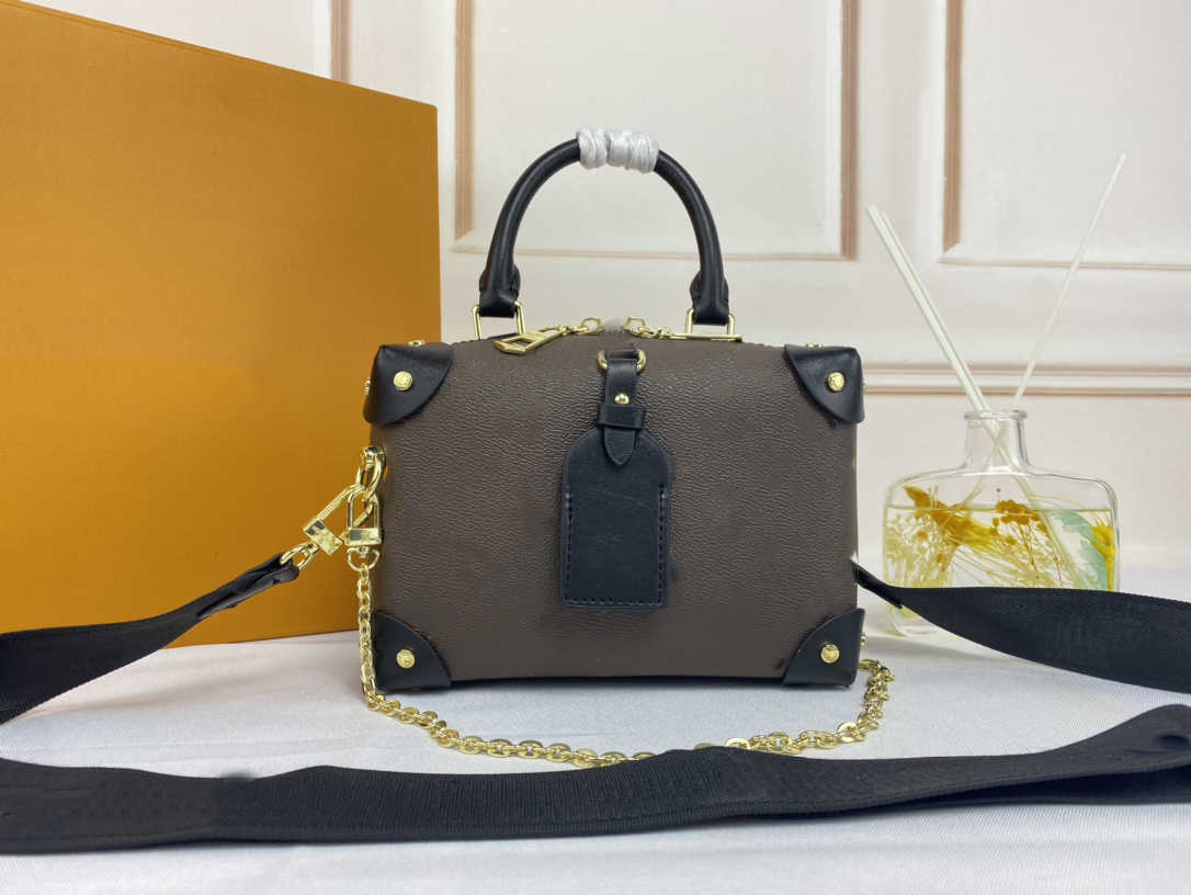 Highh Qualityy Fashion Luxurys Shoulder Bag Onthego Medium Tote Women Designers Handbags by the Pool Monograms Embossing Messenger Designer5de7, L1
Highh Qualityy Fashion Luxurys Shoulder Bag Onthego Medium Tote Women Designers Handbags by the Pool Monograms Embossing Messenger Designer5de7, L1