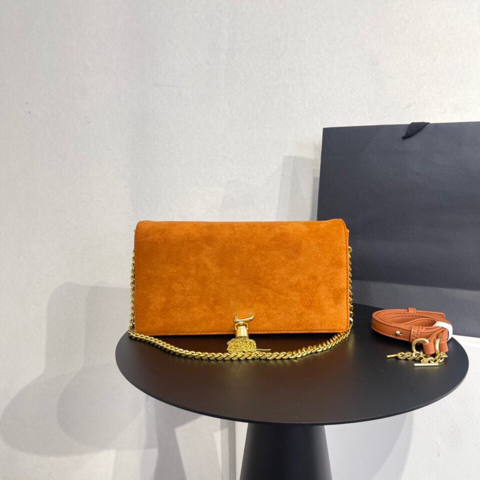 Luxury shoulder bag designer retro solid color deerskin velvet buckle tassel ladies new fashion multifunctional large capacity messenger bag
Luxury shoulder bag designer retro solid color deerskin velvet buckle tassel ladies new fashion multifunctional large capacity messenger bag