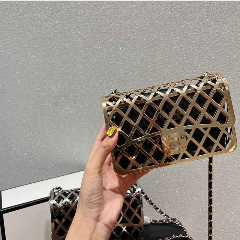 Designer Bag Womens Metal Rhombus Hollow Flip Letter Bag With Black Leather Wallet Lined Gold Tone Chain French Luxury Dinner Crossbody Shoulder Handbags 18CM
Designer Bag Womens Metal Rhombus Hollow Flip Letter Bag With Black Leather Wallet Lined Gold Tone Chain French Luxury Dinner Crossbody Shoulder Handbags 18CM