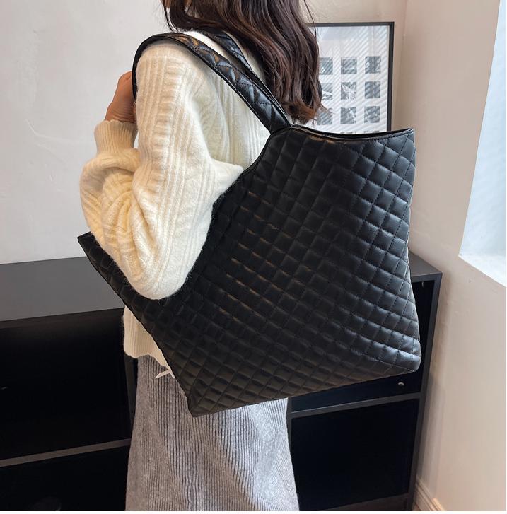 Icare Maxi Shopping Tote Bags In Quilted Large Capacity Shoulder purse designer woman handbag With Chain Coin Wallet Designer bag handbag high-quality, Black
Icare Maxi Shopping Tote Bags In Quilted Large Capacity Shoulder purse designer woman handbag With Chain Coin Wallet Designer bag handbag high-quality, Black