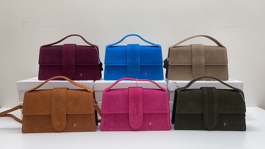 Designer shoulder bag luxury big-name retro solid color suede hardware letter ladies new handbag ins fashion multifunctional large capacity diagonal bag
Designer shoulder bag luxury big-name retro solid color suede hardware letter ladies new handbag ins fashion multifunctional large capacity diagonal bag