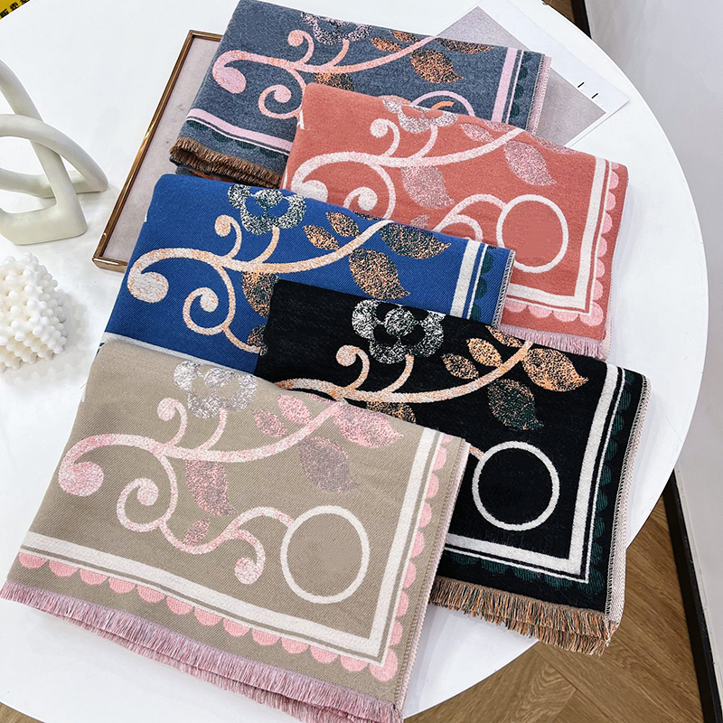 Designer Women Cashmere Camellia Pattern Jacquard Scarf France Paris Brand C Long Neck Winter Scarfs Lady Reversible Woolen Shawl Scarves Luxury Shawls Wraps 180cm
Designer Women Cashmere Camellia Pattern Jacquard Scarf France Paris Brand C Long Neck Winter Scarfs Lady Reversible Woolen Shawl Scarves Luxury Shawls Wraps 180cm