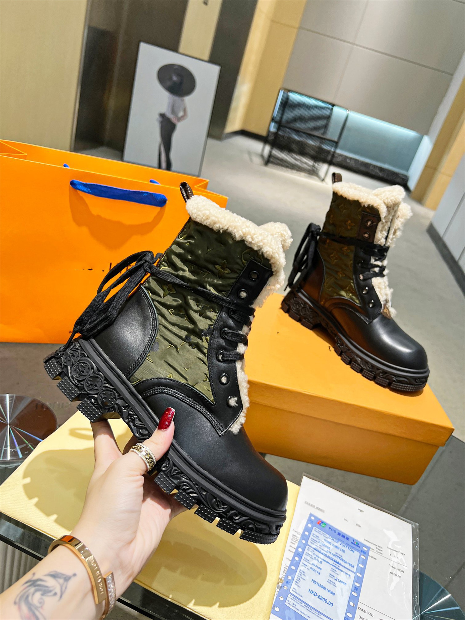Boots Black Ankle Biker chunky platform flats combat Boots low heel lace-up booties leather chains logo buckle women luxury designers shoes
Boots Black Ankle Biker chunky platform flats combat Boots low heel lace-up booties leather chains logo buckle women luxury designers shoes
