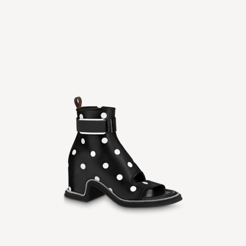 Explosion woman boots luxury designer imported calfskin satin polka dots open toe square heel Circle buckle Side zip Counter with box
Explosion woman boots luxury designer imported calfskin satin polka dots open toe square heel Circle buckle Side zip Counter with box