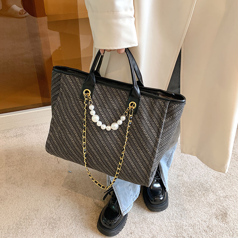 Fashion Pearl Chain Large Tote Bag Designer Casual Women Handbags Luxury Brand Shoulder Crossbody Bags Female Big Shopper Purse 2022
Fashion Pearl Chain Large Tote Bag Designer Casual Women Handbags Luxury Brand Shoulder Crossbody Bags Female Big Shopper Purse 2022