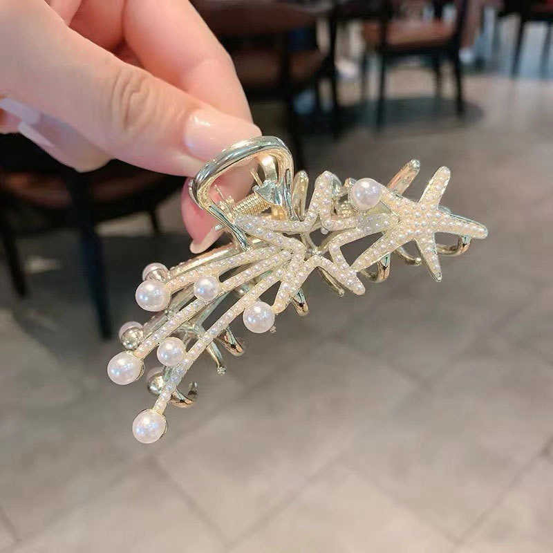 Korean fashion pentagonal star Pearl medium size grab clip net red back of head curling shark clip simple hairpin
Korean fashion pentagonal star Pearl medium size grab clip net red back of head curling shark clip simple hairpin