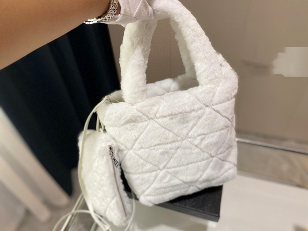 Senior designer handbag Womens fashion luxury shoulder bag White wool shopping bag Autumn and winter essential, Make up the difference
Senior designer handbag Womens fashion luxury shoulder bag White wool shopping bag Autumn and winter essential, Make up the difference