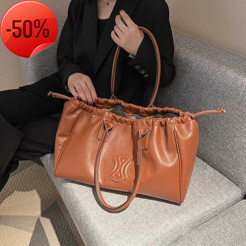 Designer Bags Women's 2022 Autumn New Triumphal Arch Texture Soft Leather Tote Large Capacity Commuter Hand Single Shoulder Factory Direct Sale Promotion, Black
Designer Bags Women's 2022 Autumn New Triumphal Arch Texture Soft Leather Tote Large Capacity Commuter Hand Single Shoulder Factory Direct Sale Promotion, Black