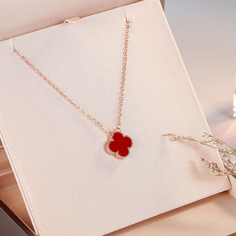 Necklaces designer chains fashion charm luxury clover for girls women 18K gold chain silver black Pendant white red green brand wedding party jewelry
Necklaces designer chains fashion charm luxury clover for girls women 18K gold chain silver black Pendant white red green brand wedding party jewelry