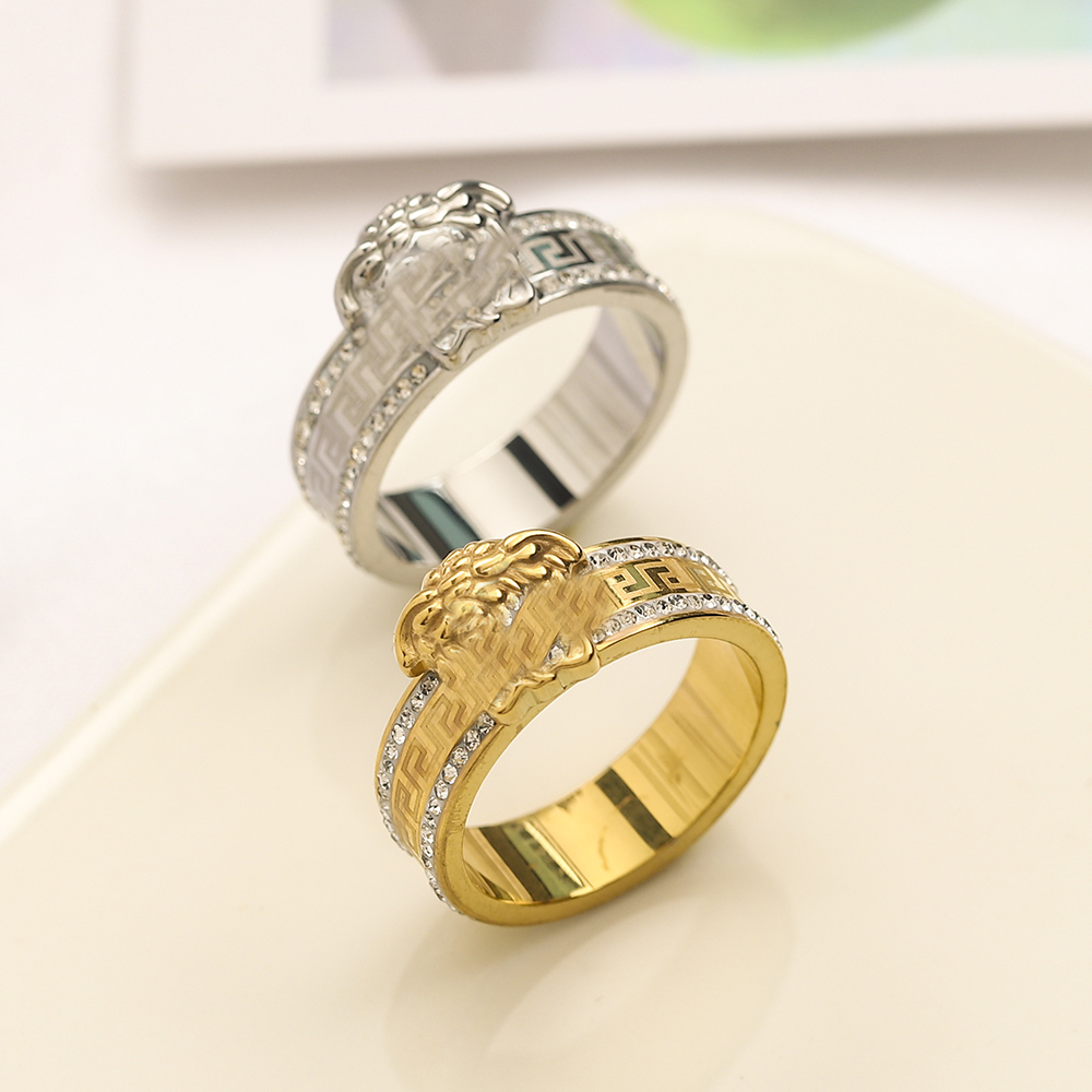 2Colors Designer Branded Band Rings Women 18K Gold Plated Rhinestone Crystal Stainless Steel Love Wedding Jewelry Supplies Ring Fine Carving Finger Ring Size 6 7 8 9
2Colors Designer Branded Band Rings Women 18K Gold Plated Rhinestone Crystal Stainless Steel Love Wedding Jewelry Supplies Ring Fine Carving Finger Ring Size 6 7 8 9