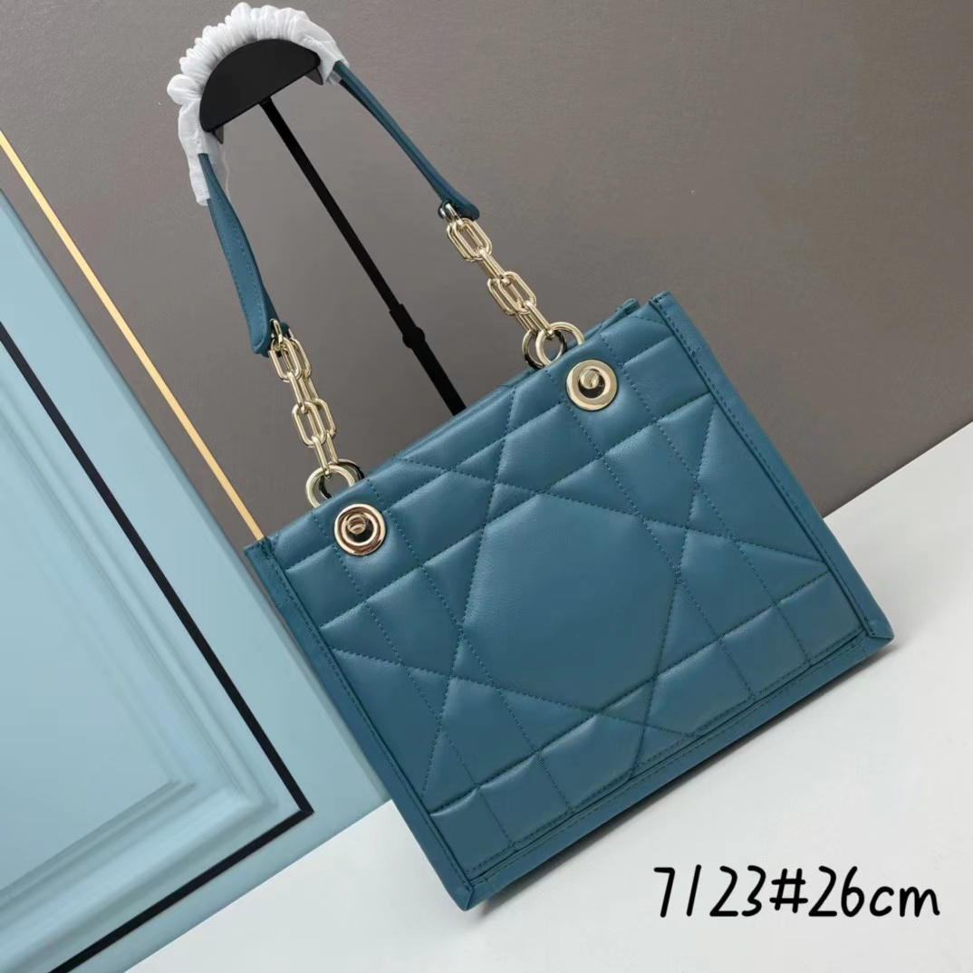 2022 new Luxury Designers Totes Saddle's Bag Woman Oblique Embroidery Handbags Single Shoulder Bags ladies Fashion Banquet Cowboy handbag with box, White/26cm
2022 new Luxury Designers Totes Saddle's Bag Woman Oblique Embroidery Handbags Single Shoulder Bags ladies Fashion Banquet Cowboy handbag with box, White/26cm
