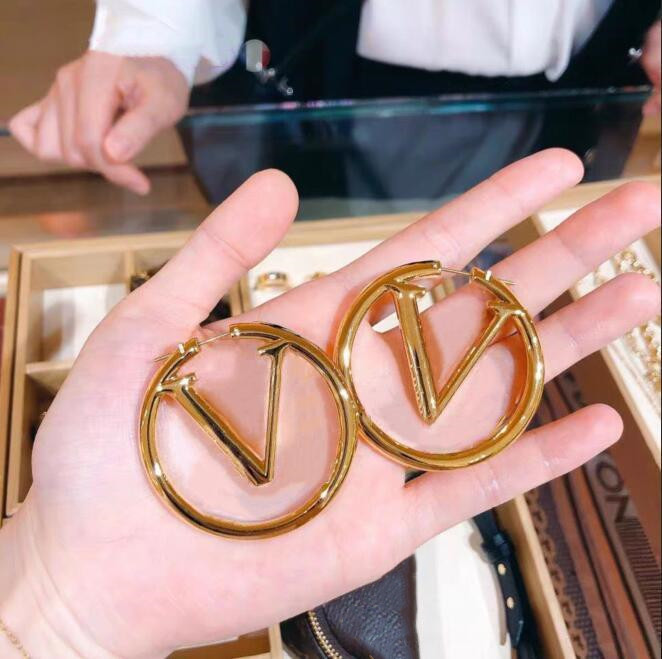 2023 Designer Luxury Fashion 18K Gold Hoop Earrings lady Women Party Ear Studs Wedding Lovers Gift Engagement Jewelry With Box
2023 Designer Luxury Fashion 18K Gold Hoop Earrings lady Women Party Ear Studs Wedding Lovers Gift Engagement Jewelry With Box