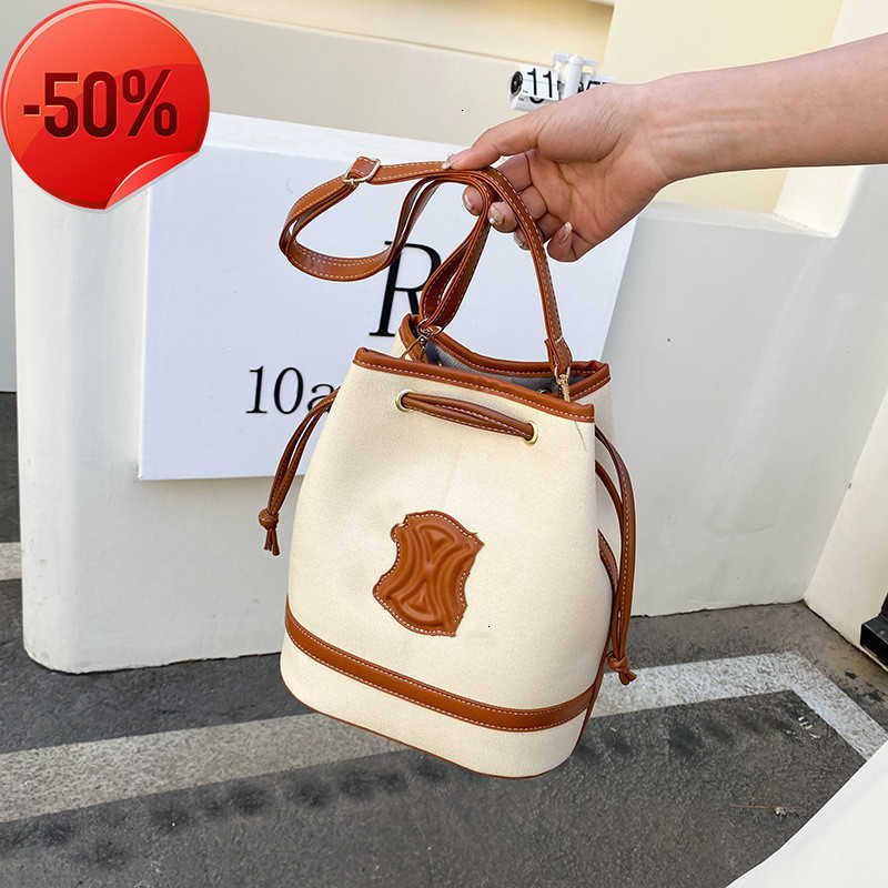 Designer Bags Triumphal Arch Bag Women's 2022 New Canvas Collage Msenger Commuter Bag Portable One Shoulder Drawstring Bucket Factory Direct Sale, Black
Designer Bags Triumphal Arch Bag Women's 2022 New Canvas Collage Msenger Commuter Bag Portable One Shoulder Drawstring Bucket Factory Direct Sale, Black