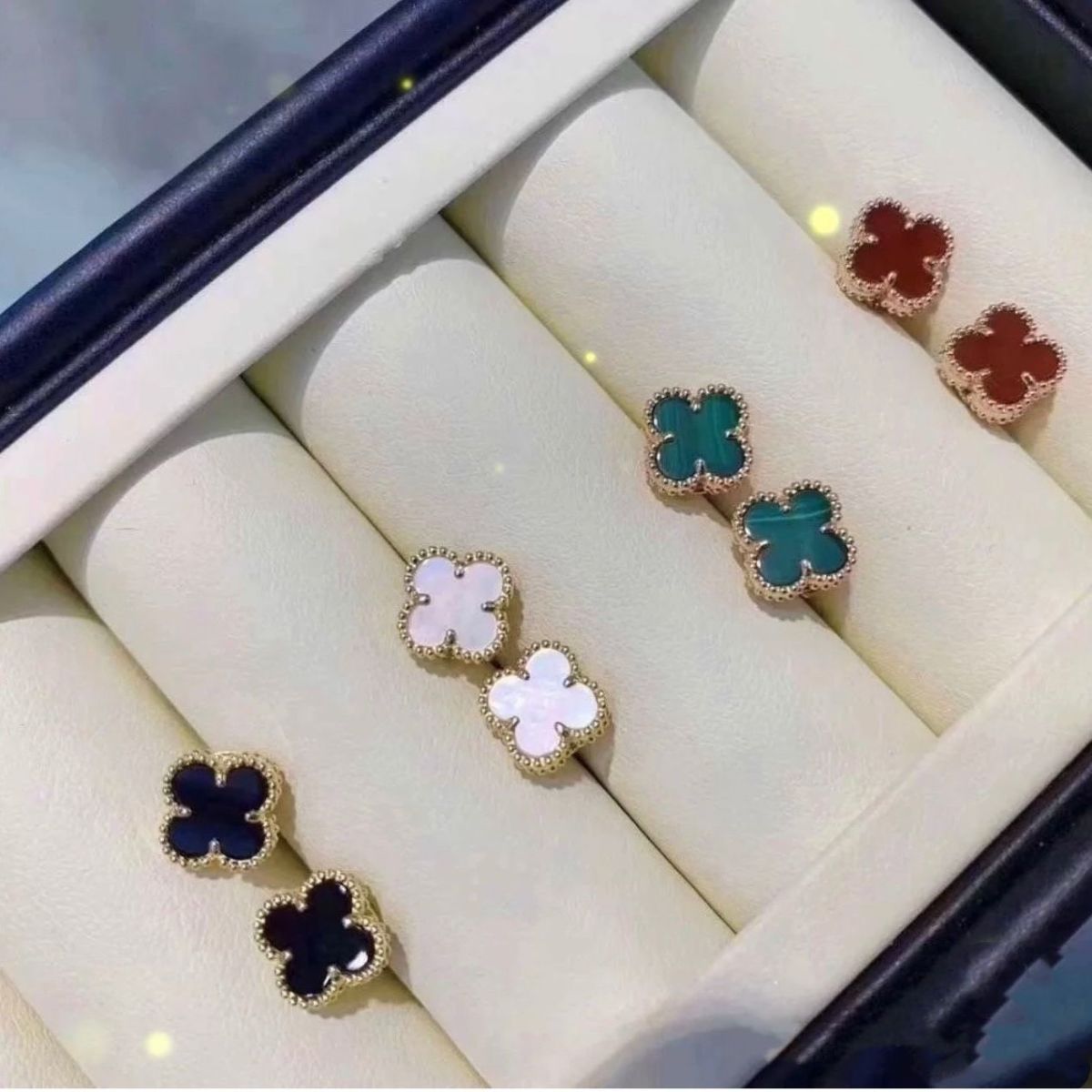 Designer Stud Earrings For Women Four-leaf Clover Fashion Luxury Wedding Cleef Earrings Jewelry With No Boxlink 1
Designer Stud Earrings For Women Four-leaf Clover Fashion Luxury Wedding Cleef Earrings Jewelry With No Boxlink 1