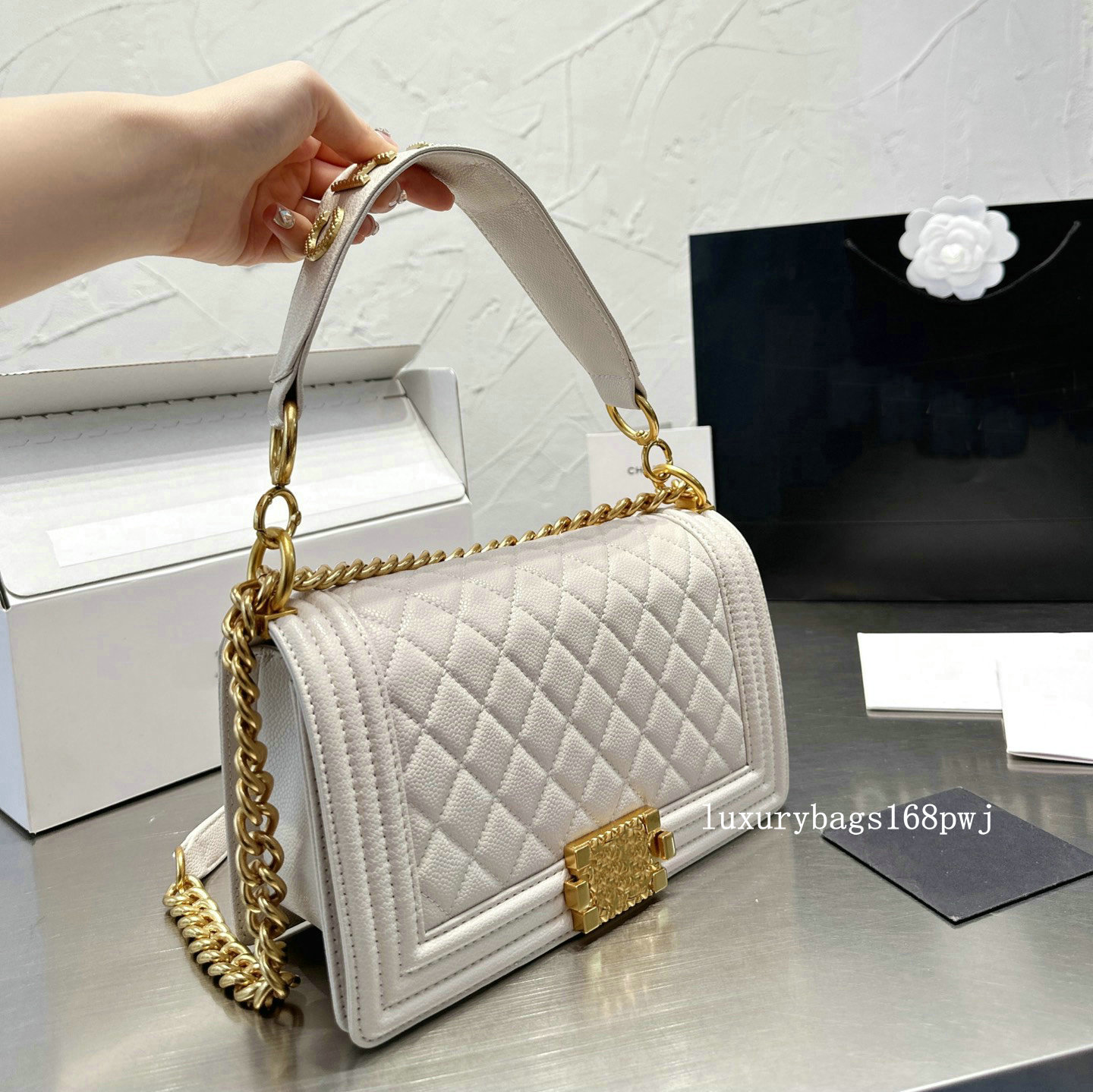 Fashion Genuine leather Shoulder Bags Luxury Lambskin Purse Designer Handbag retro style handle Metal sheets Chain Cross Body Diamond Lattice Women Bag, Box single shot can not be sent
Fashion Genuine leather Shoulder Bags Luxury Lambskin Purse Designer Handbag retro style handle Metal sheets Chain Cross Body Diamond Lattice Women Bag, Box single shot can not be sent