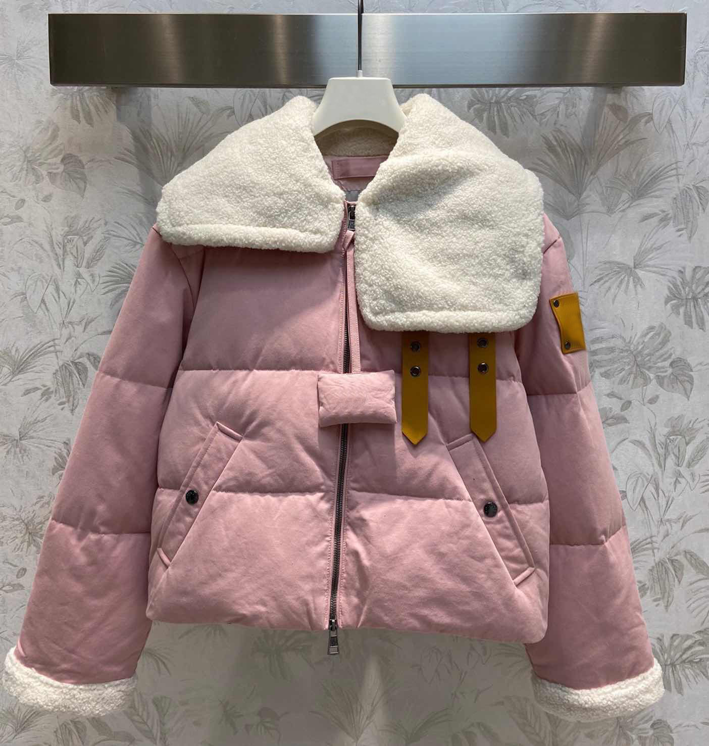 Womens Faux Fur Down jacket Lamb fur lapel coats Designer parkas Winter Warm Coat Classic Windbreaker Pink Blue Top Women's Clothes
Womens Faux Fur Down jacket Lamb fur lapel coats Designer parkas Winter Warm Coat Classic Windbreaker Pink Blue Top Women's Clothes