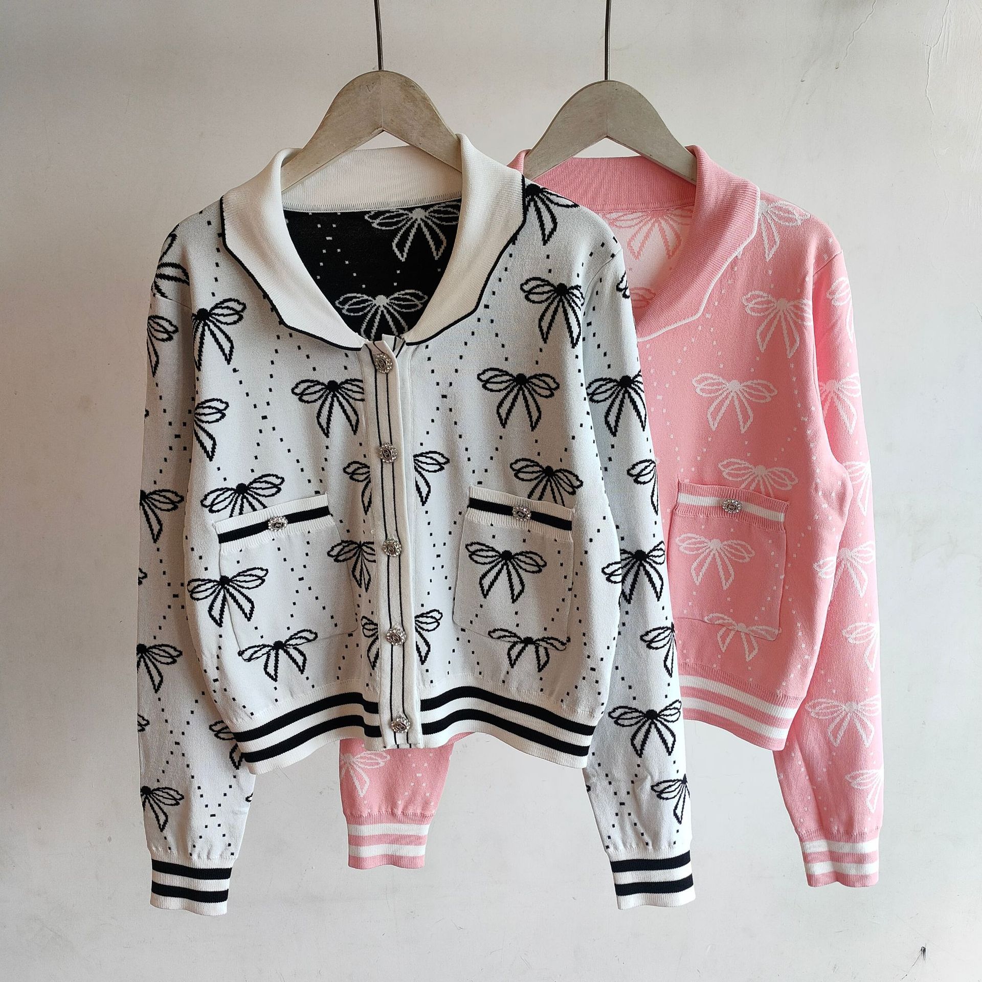 102 2022 Milan Runway Autumn Sweater Long Sleeve Lapel Neck Cardigan Pink Fashion Clothes Womens yiduo, White 
102 2022 Milan Runway Autumn Sweater Long Sleeve Lapel Neck Cardigan Pink Fashion Clothes Womens yiduo, White