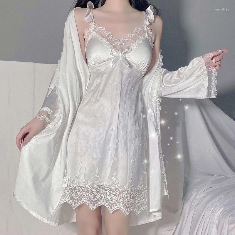 Women' Sleepwear Tulin Fashion Satin Sexy Fairy Dresses Woman 2 Pieces Silk Lace Embroidery White Exotic Nightgown Albornoces Peignoir, Robe
Women' Sleepwear Tulin Fashion Satin Sexy Fairy Dresses Woman 2 Pieces Silk Lace Embroidery White Exotic Nightgown Albornoces Peignoir, Robe