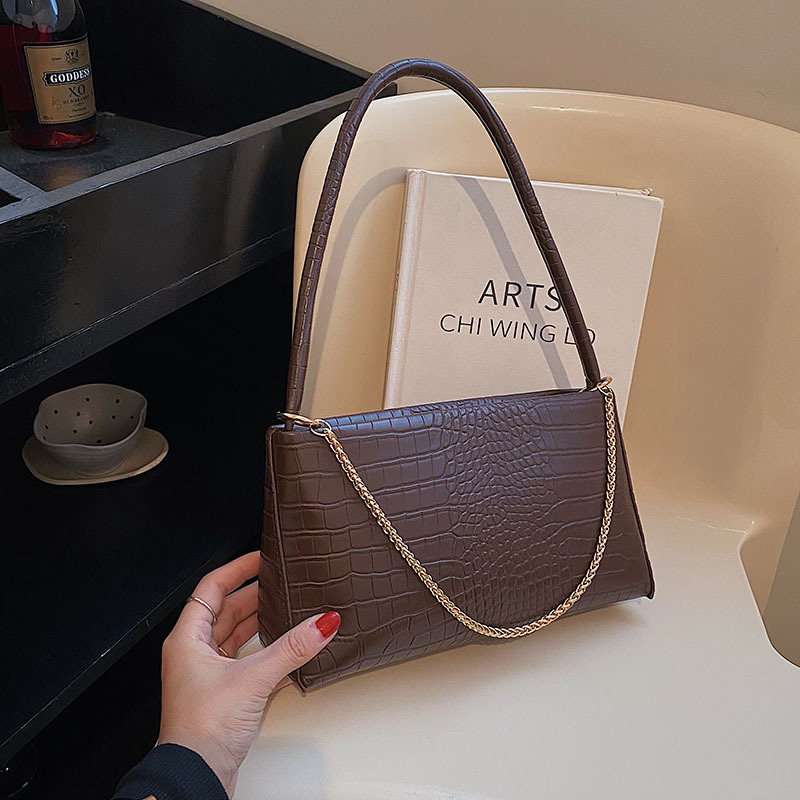 Contracted crocodile pattern chain bag autumn winter new Hand carry shoulder bag, Black
Contracted crocodile pattern chain bag autumn winter new Hand carry shoulder bag, Black