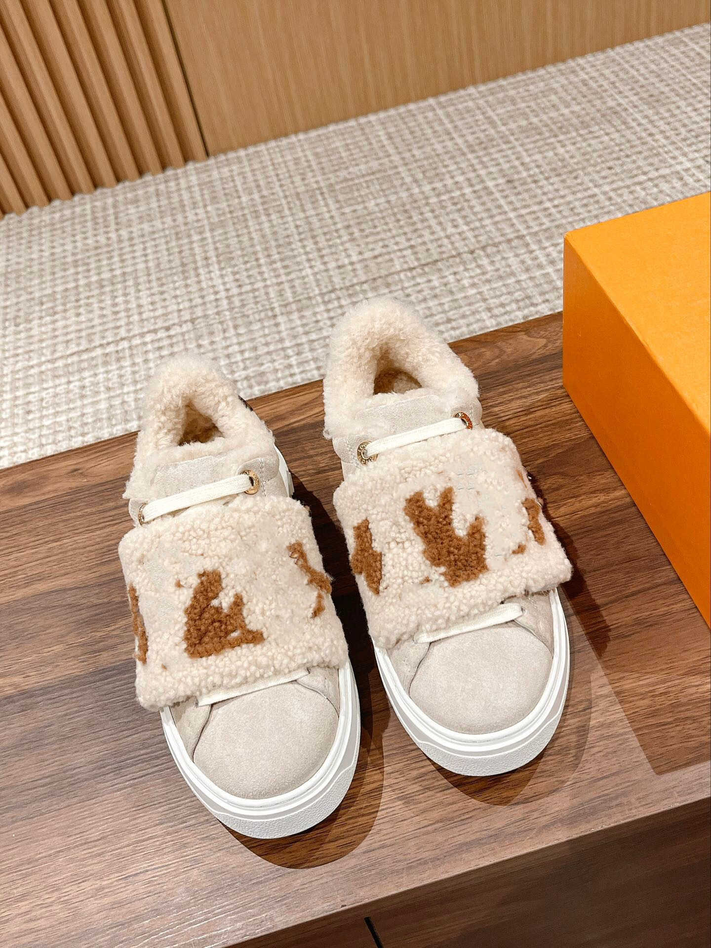 Time Out Sneaker Designer Womens Pink White Casual Shoes Monograms embossed Calf Leather winter fur sheepskin Bow-shaped Lace 3d Pattern Flowers trainers, Lvym10101
Time Out Sneaker Designer Womens Pink White Casual Shoes Monograms embossed Calf Leather winter fur sheepskin Bow-shaped Lace 3d Pattern Flowers trainers, Lvym10101