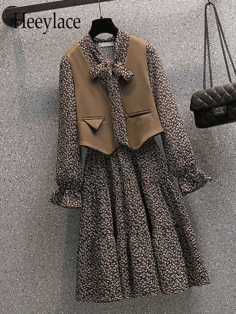 Two Piece Dres Autumn French Vintage es Sets Office Ladies Elegant Blazer Vest And Bow Collar Floral Print Pieces Set 4XL 221010
Two Piece Dres Autumn French Vintage es Sets Office Ladies Elegant Blazer Vest And Bow Collar Floral Print Pieces Set 4XL 221010