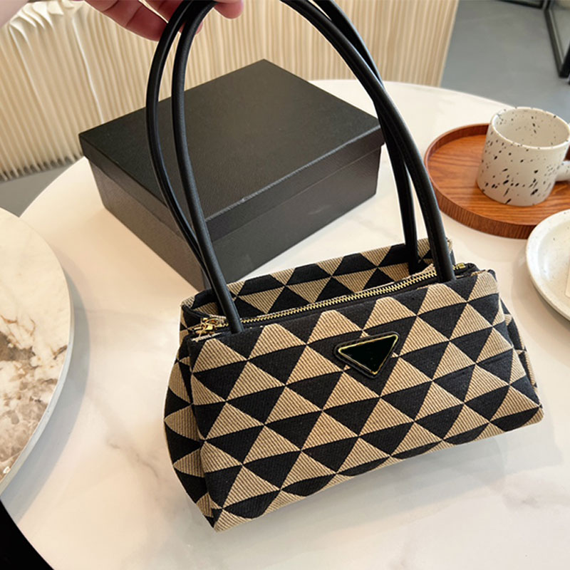 2023 Classic Luxury designer Tote Triangular Pattern Bag Fashion Handbag Color stitching Clutch Messenger Shopping Purse, Orange
2023 Classic Luxury designer Tote Triangular Pattern Bag Fashion Handbag Color stitching Clutch Messenger Shopping Purse, Orange