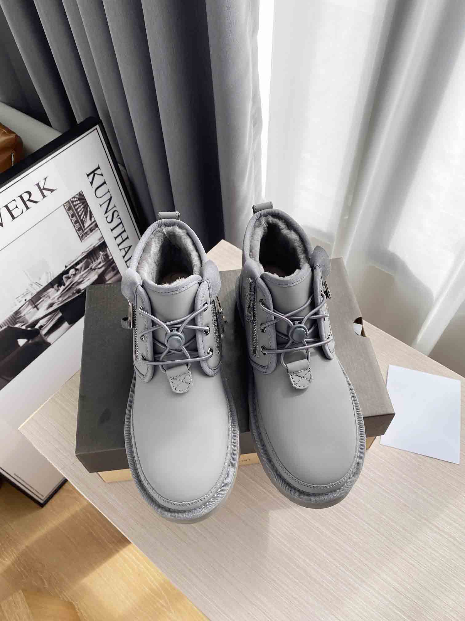 Men Martin boots winter wool Austalia classic autumn fashion man High top shoes 100% leather thick bottom designer Trainers platform Lace up Sneakers, Black
Men Martin boots winter wool Austalia classic autumn fashion man High top shoes 100% leather thick bottom designer Trainers platform Lace up Sneakers, Black